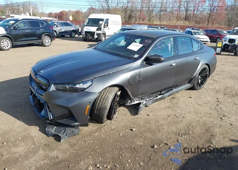 2025 BMW M5 z USA, uszkodzony, nr VIN WBS83FK02SCU36580